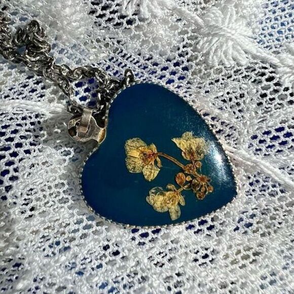 Vintage Dried Flowers Heart Pendant Necklace - Picture 9 of 9